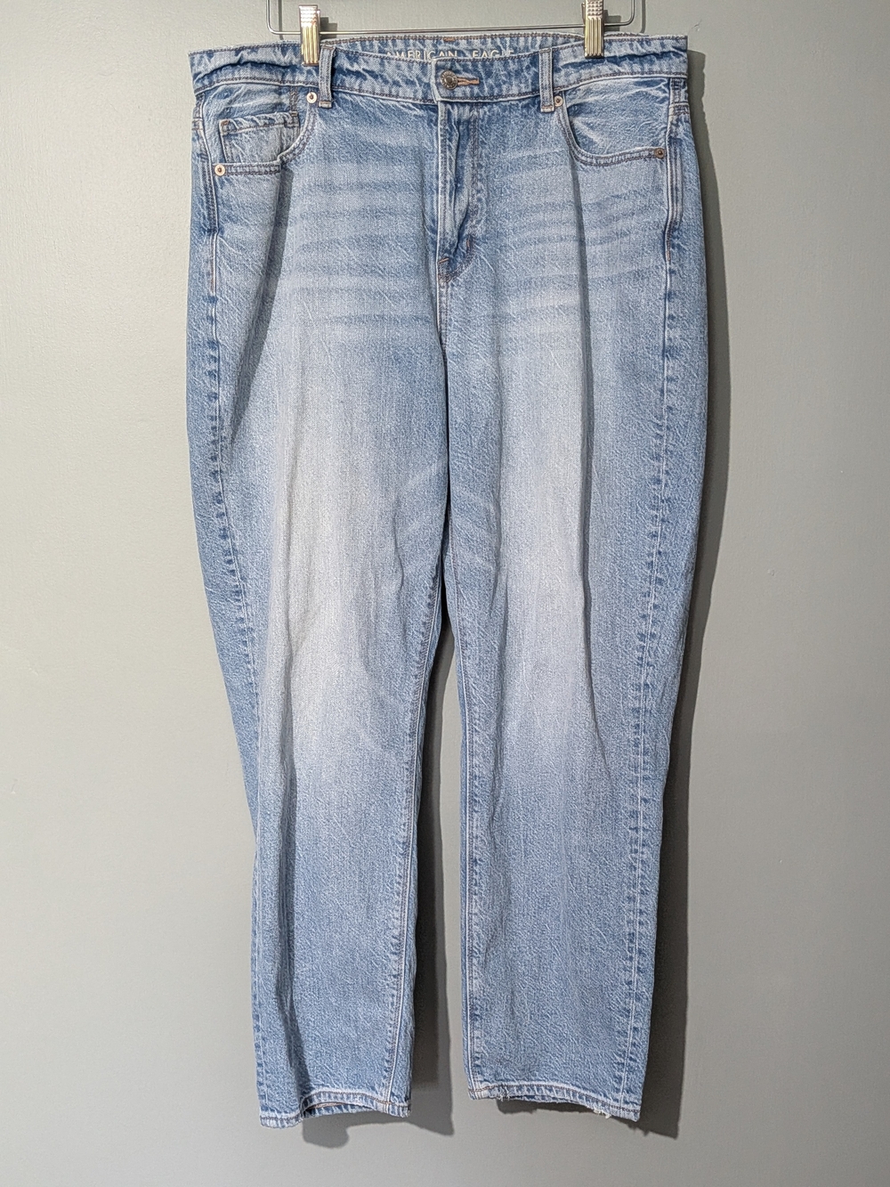 American Eagle Women's Straight Leg High Rise Mom Jeans 90s Grunge